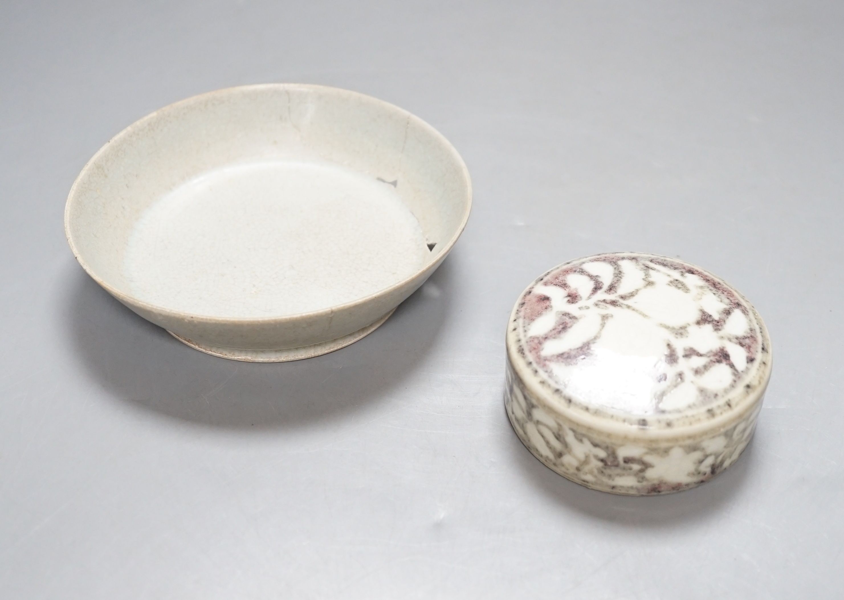 A Chinese porcelain paperweight and a saucer dish, 14 cm diameter